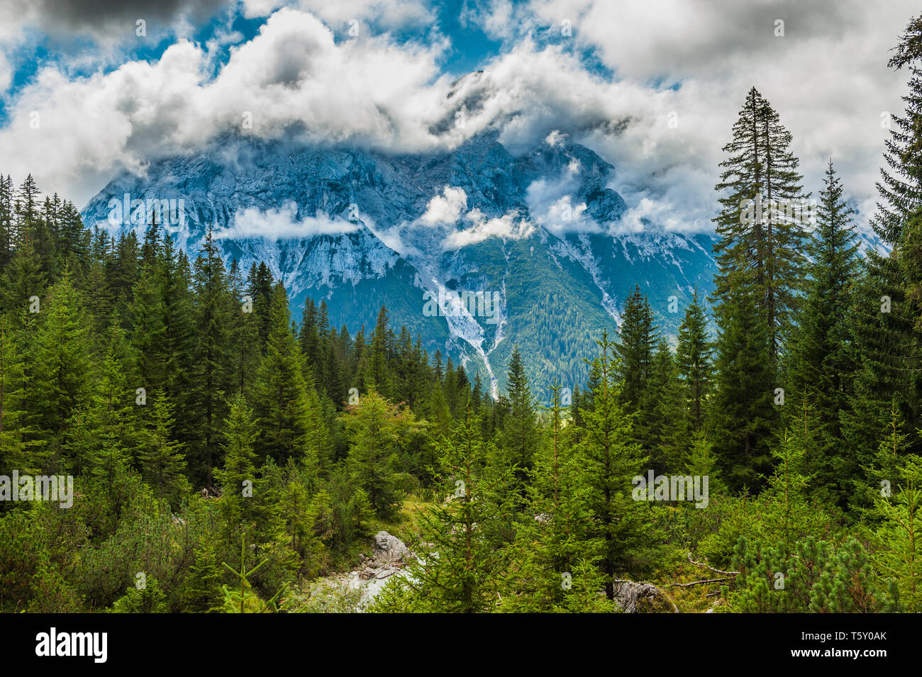 Blick auf die Wolke bedeckte mounatin Hohe Munde im Wettersteingebirge Österreich erfasst einen schönen montain Szene in wechselnden Wetterbedingungen Stockfoto