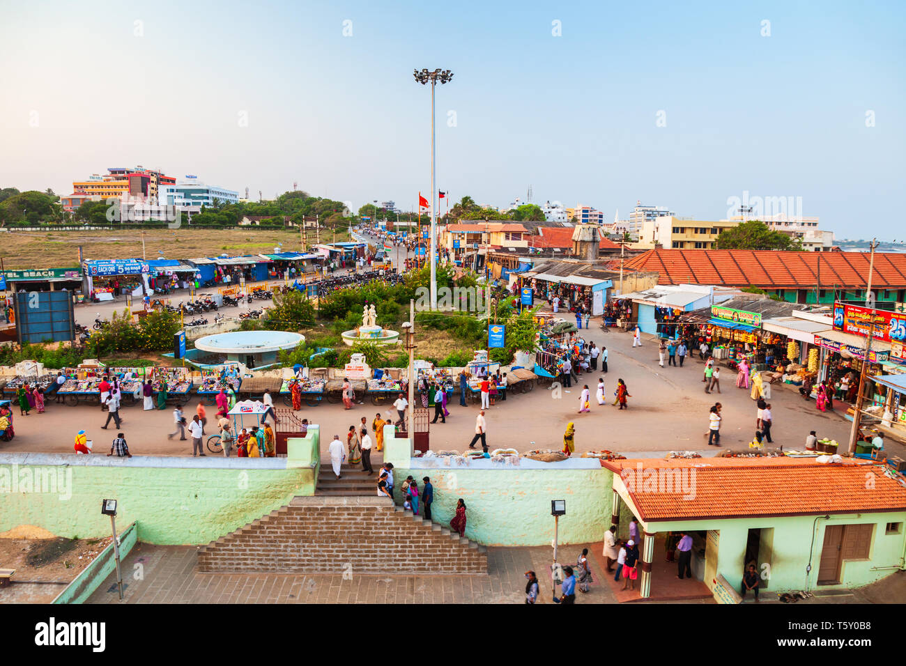 KANYAKUMARI, INDIEN - MÄRZ 20, 2012: Pilger in Kanyakumari heiligen indischen Stadt Antenne Panoramablick in Tamil Nadu in Indien Stockfoto