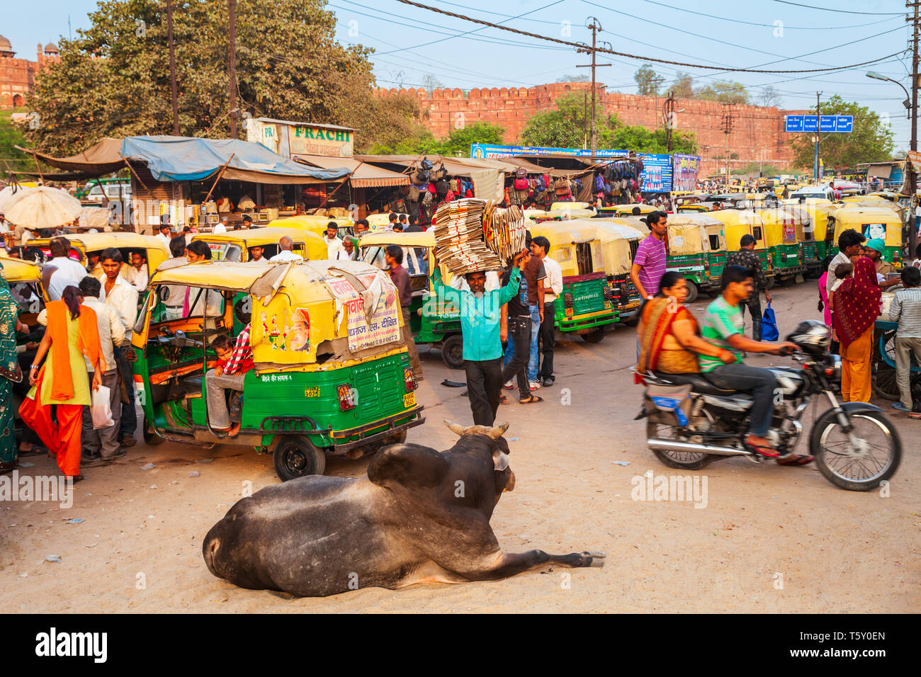 AGRA, INDIEN - 10. APRIL 2012: Viele Rikschas auf der Straße in der Stadt Agra, Uttar Pradesh in Indien Stockfoto