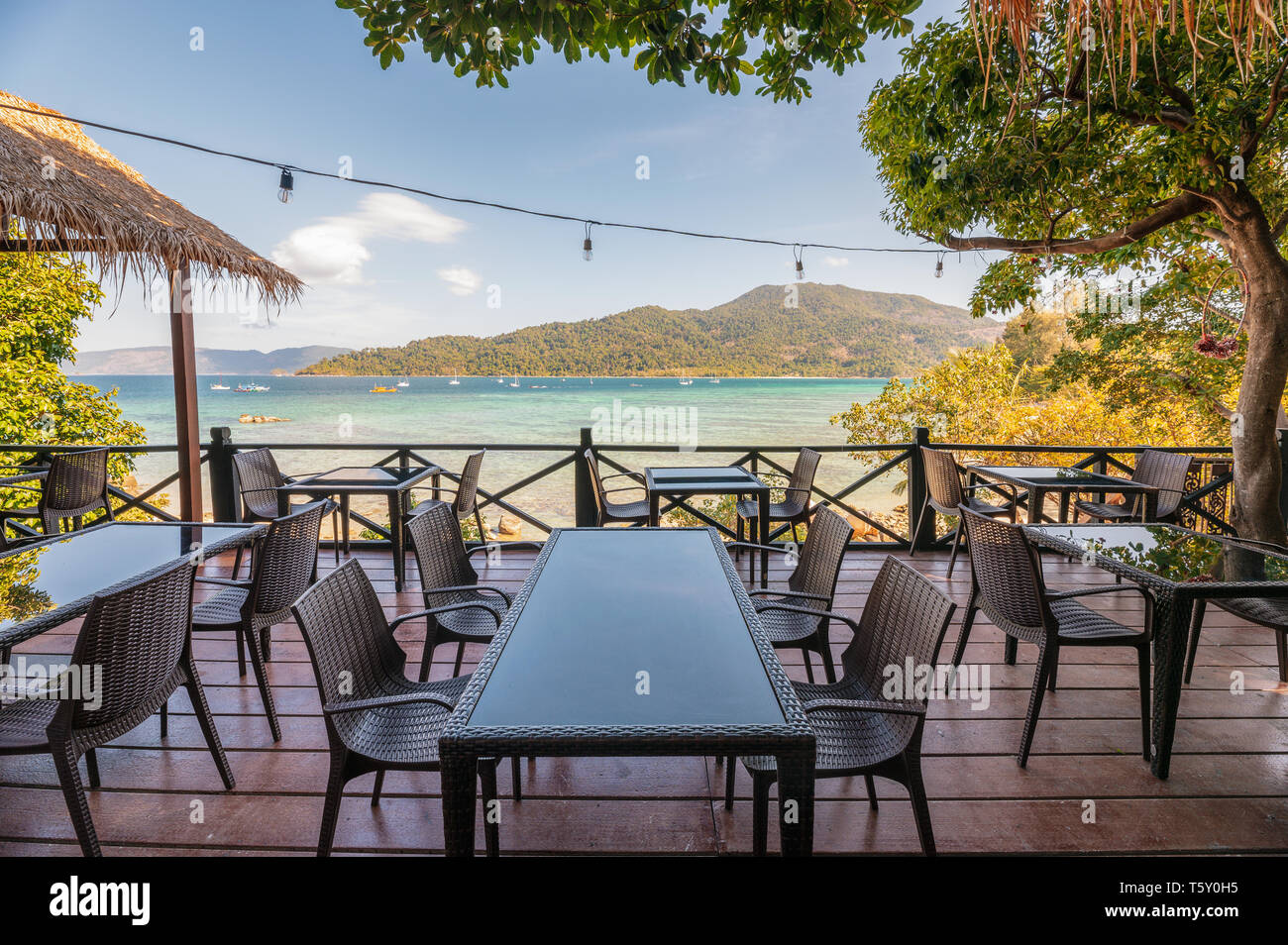 Esstisch auf der Terrasse mit wunderschönen Meerblick auf die Insel Lipe Stockfoto