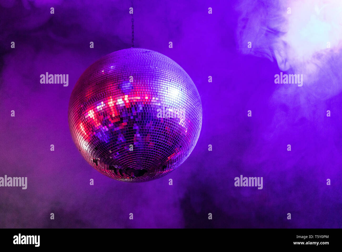 Glitter Ball mit smokey Hintergrund Stockfoto