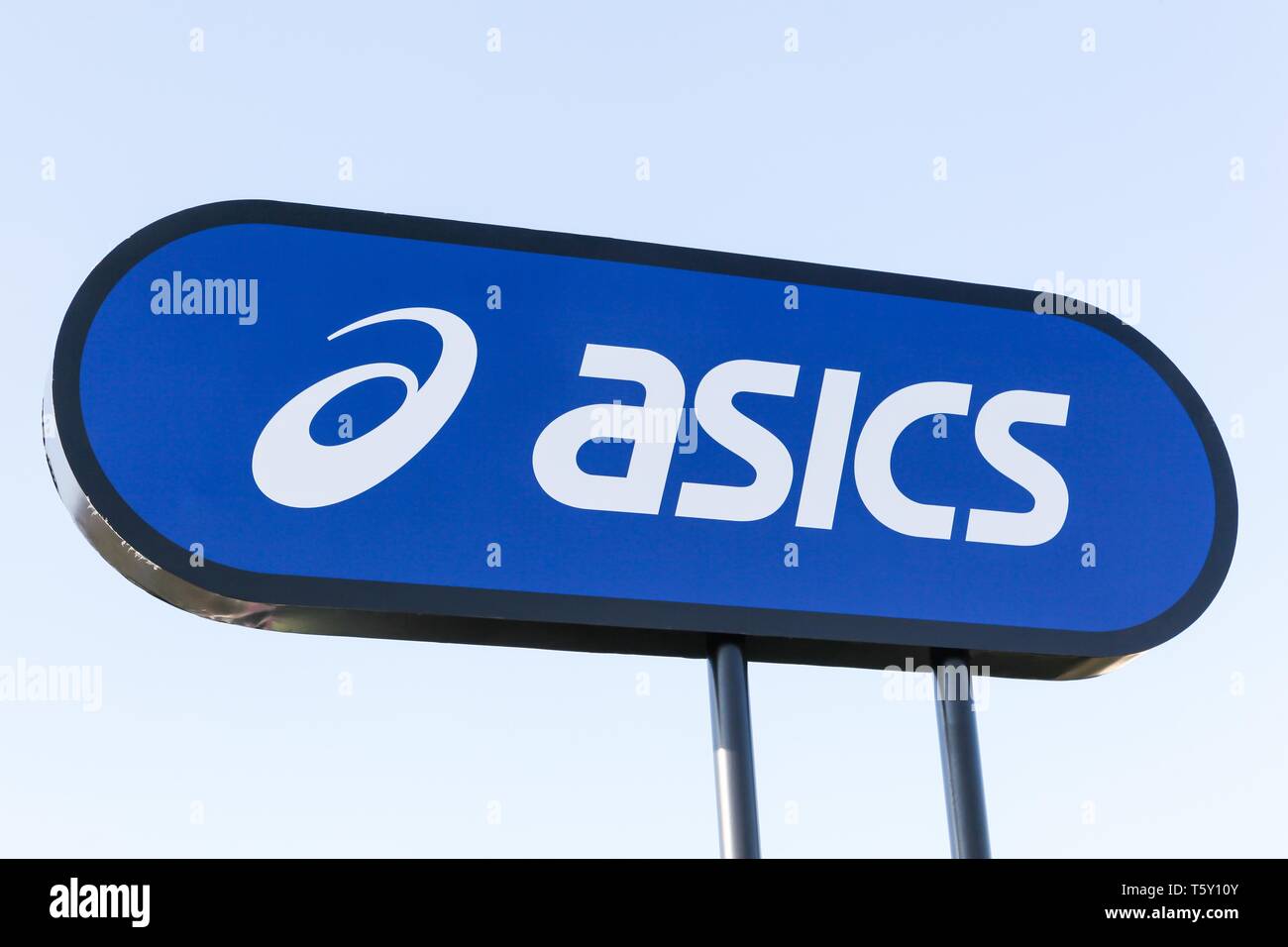 Aarhus, Dänemark - 29. März 2019: Asics Logo auf einem Panel. Asics ist ein Japanisches multinationales Unternehmen, Schuhe und Sportgeräte produziert Stockfoto