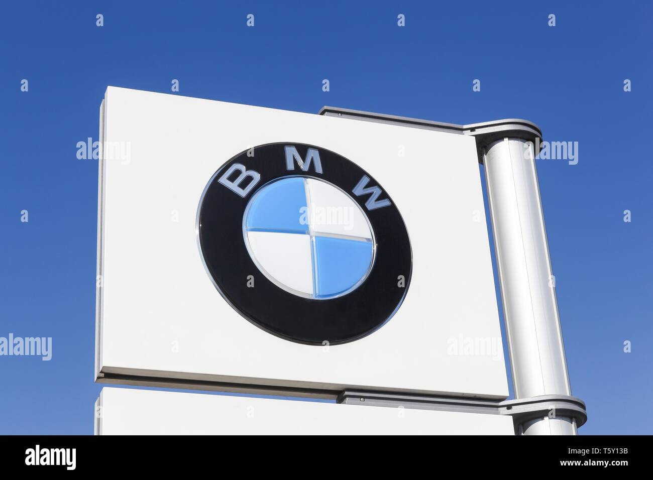 Arles, Frankreich - Juli 4, 2018: BMW Logo auf einer Stange. BMW ist ein deutscher Luxus Automobil-, Motorrad- und Motor Manufacturing Company gegründet 1916 Stockfoto