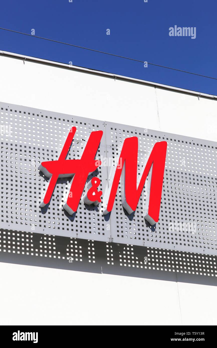 Randers, Dänemark - 5. Mai 2018: H&M Logo auf einer Fassade. H&M ist ein schwedischen multinationalen Einzelhandels Kleidung Firma Stockfoto