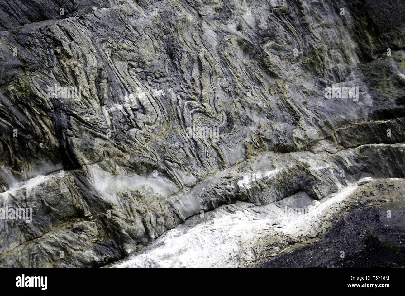 Gestreift Felsen in einem Chile Fjord Stockfoto