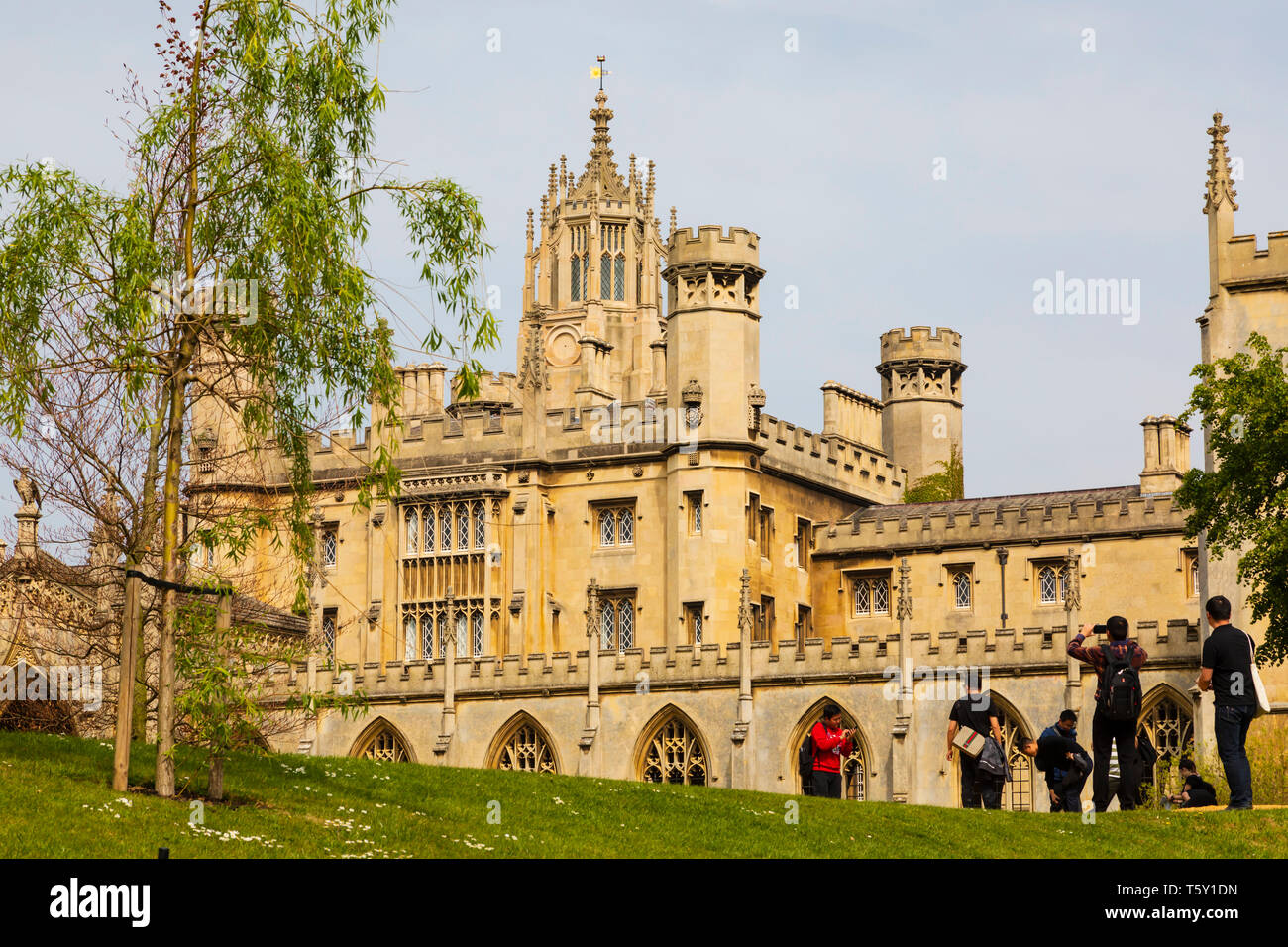 Touristen fotografieren St. Johns College, Universität Cambridge, Cambridgeshire, England Stockfoto