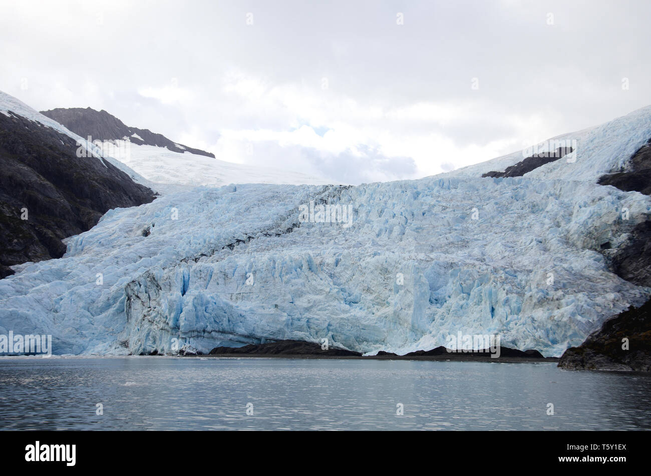 Die spektakuläre Serrano Gletscher, unterhalb der Darwin Eisfeld, der sich in einem Chile Fjord Stockfoto
