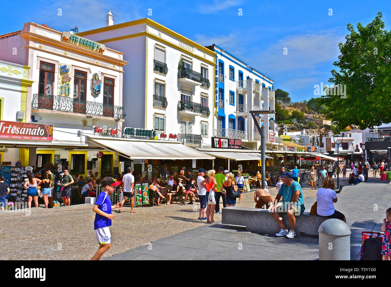 Lebendige Szene als Touristen genießen zu Fuß durch und erkunden Sie die Geschäfte, Bars und Restaurants in den Straßen der Altstadt von alburfeira. Stockfoto