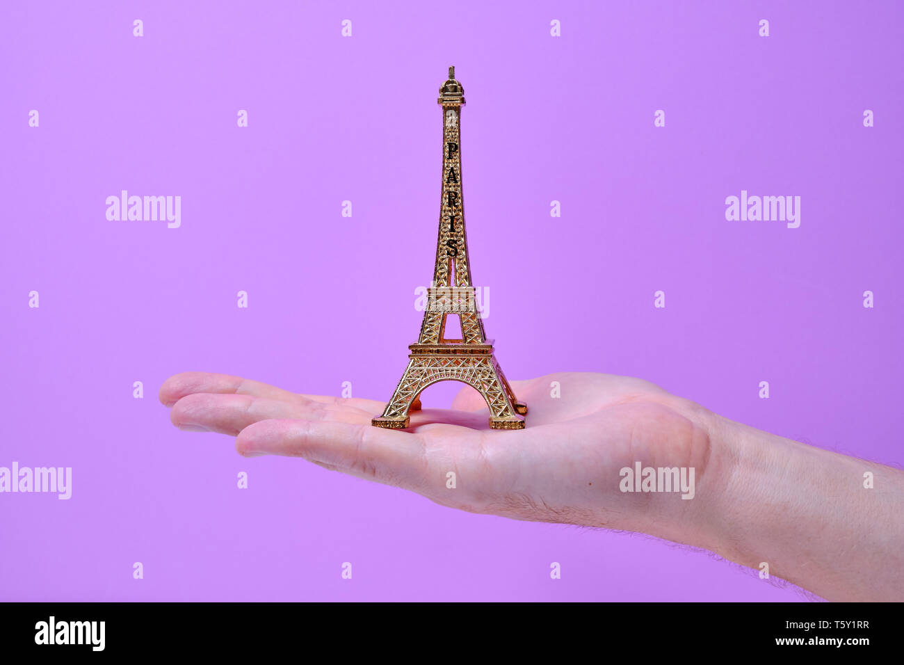 Eiffelturm von Hand schließen, Paris Wort auf Turm geschrieben übergeben Stockfoto