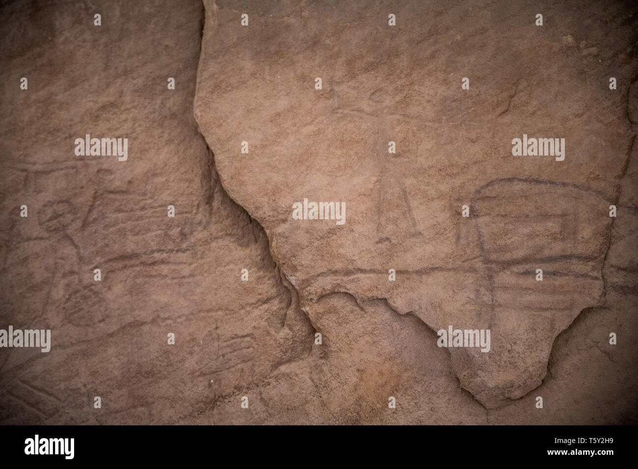 Auf dem Gesicht der externen Rock, Dutzende von Rock Zeichnungen gesehen werden kann. Die meisten der Zeichnungen von Tieren, Steinböcke und Strauß Hirsche und der Jäger. Auf den Felsen rund um Bergbau Bohrungen und Tunnel. Stockfoto