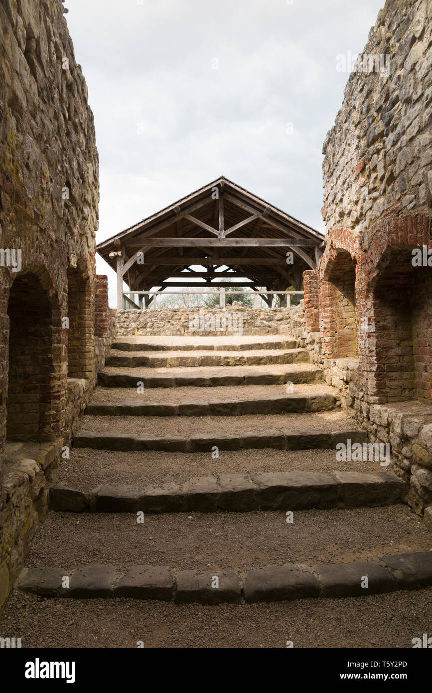 Flache Stufen führen vom Torhaus in die Motte/Innenhof von Farnham schloss. Die Dachkonstruktion der sichtbar ist umfasst die ursprünglichen Norman Platz halten, die U-Bahn zu einem Tiefbrunnen erstreckt. Farnham, Surrey, England UK (108) Stockfoto