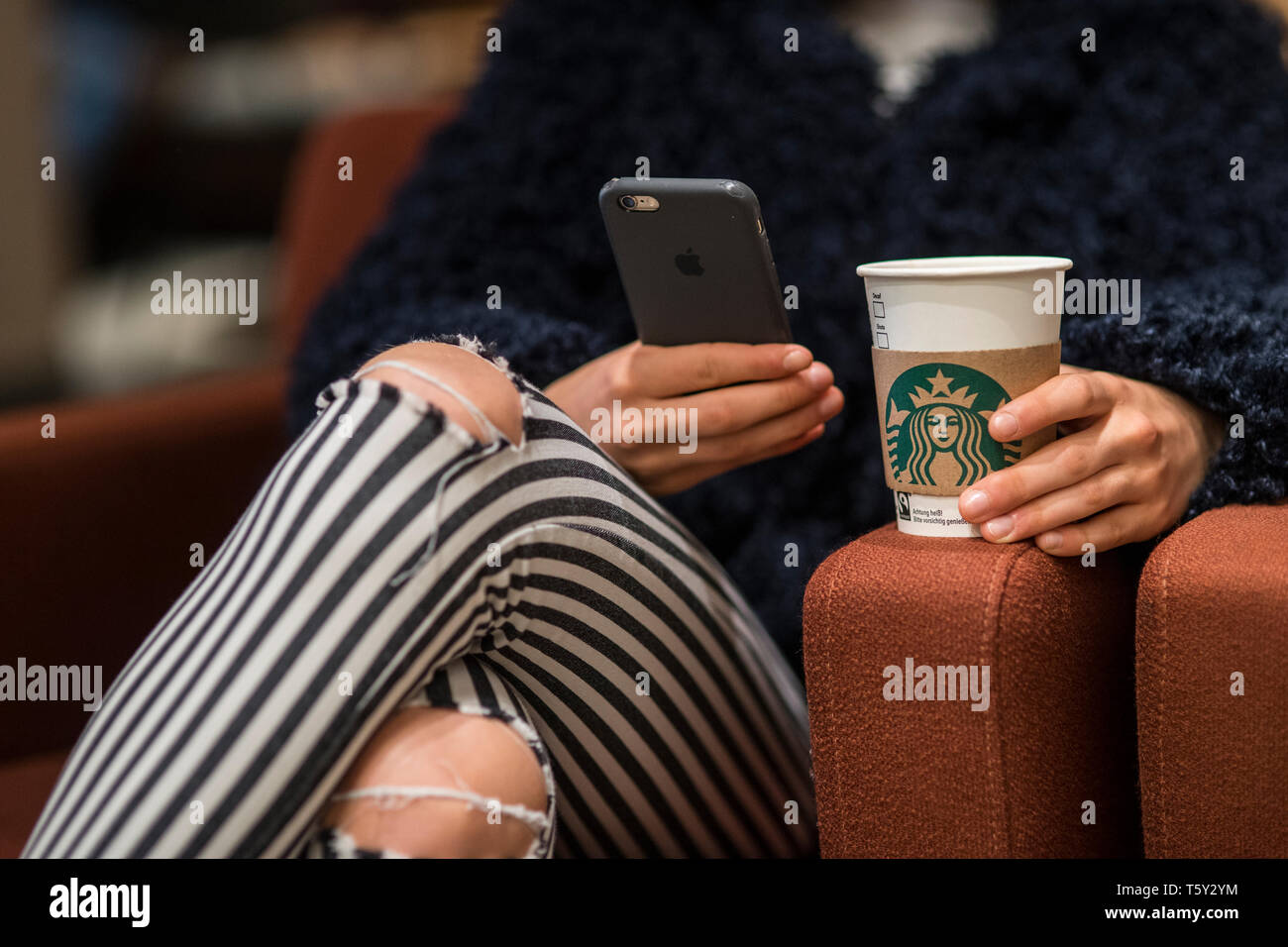 Teenager in ein Starbucks in Düsseldorf. Stockfoto