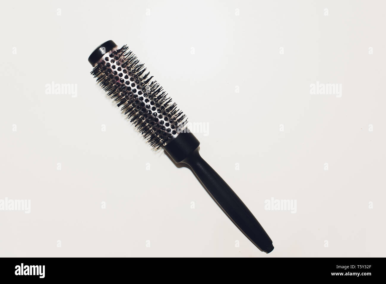 Runde Haarbürste mit einem auf einem weißen Hintergrund Stockfotografie -  Alamy