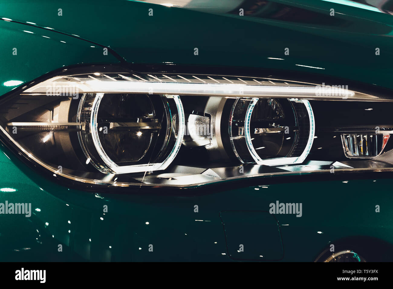 Closeup Scheinwerfer von modernen Auto während schalten Sie Licht in der Nacht. Stockfoto