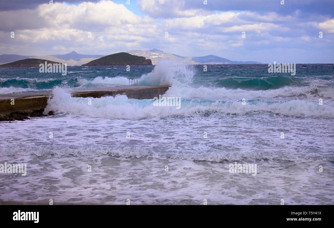 Wellen auf der Pier. Storm Wellen, die am Pier. Stock Bild. Stockfoto