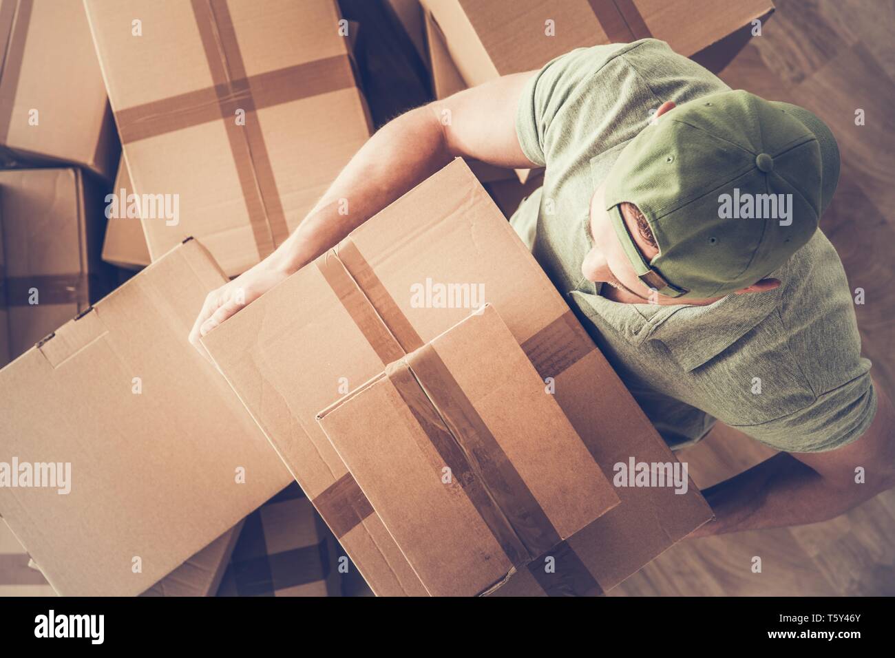 Kaukasische Männer, die Box mit seinen persönlichen Sachen. Neue Heimat bewegende Thema. Stockfoto
