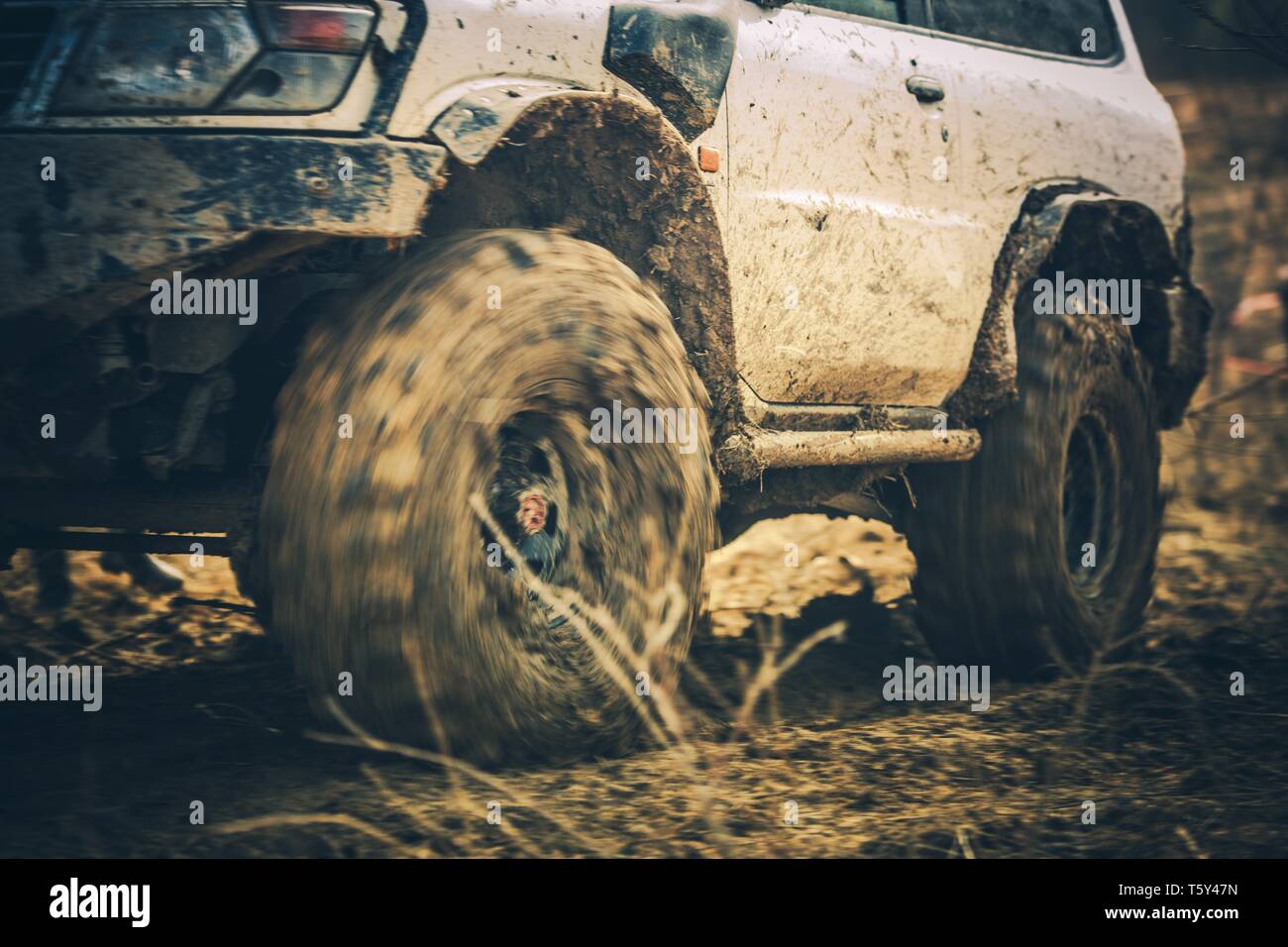Muddy Trail Off Road. Offroader und das Rennen. Automobil- und Motorsport Thema. Stockfoto