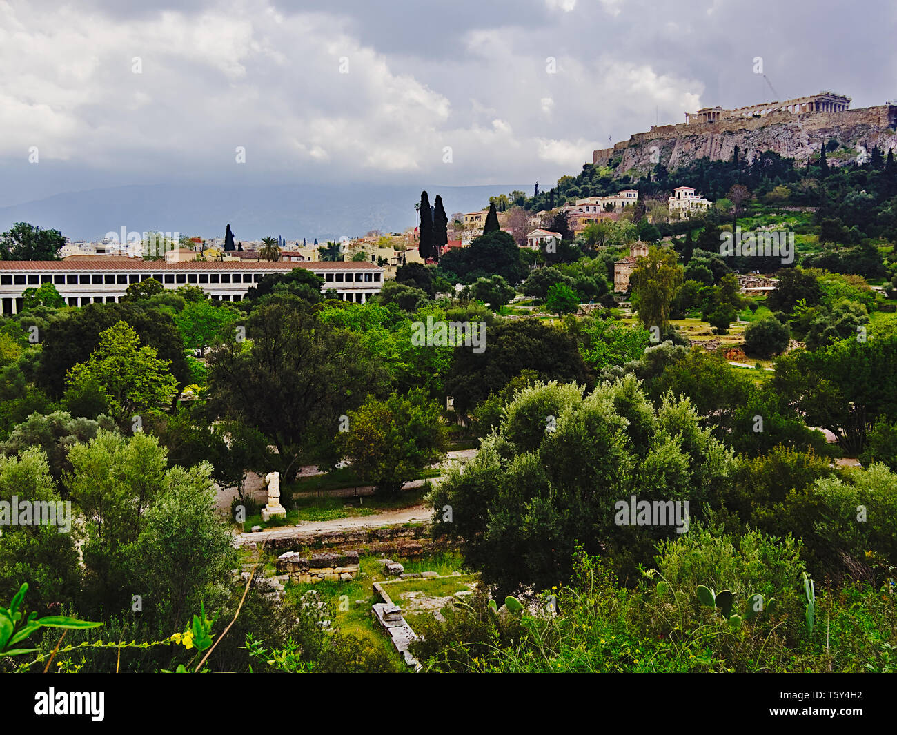 Akropolis in Athen Griechenland und Stoa des Attalos. Blick vom Alten (arhaia) Agora. Stockfoto