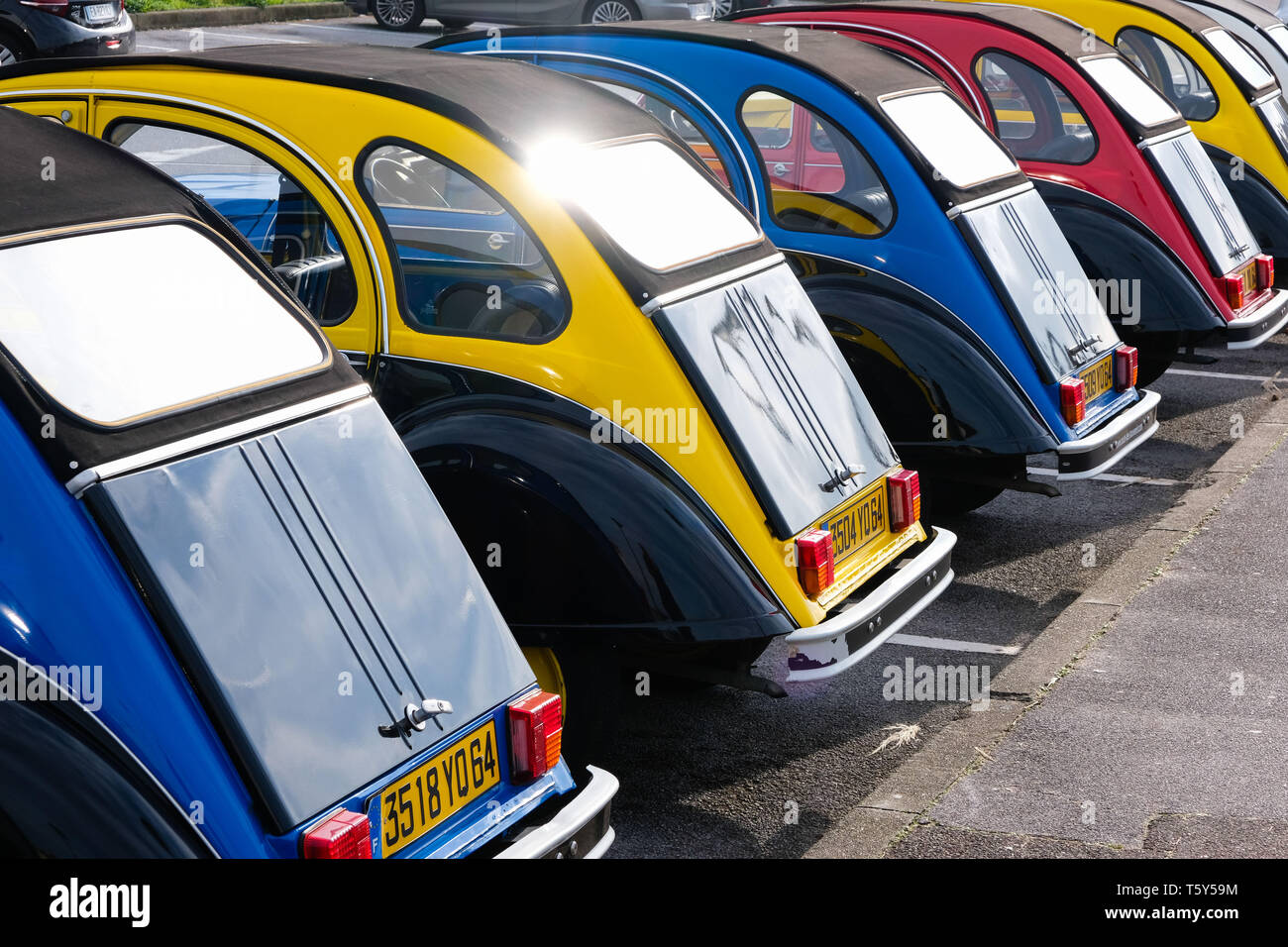 Klassische Citreon 2CV motor Mietwagen in Biarritz, Frankreich. Credit: Gareth Llewelyn/Alamy Stockfoto