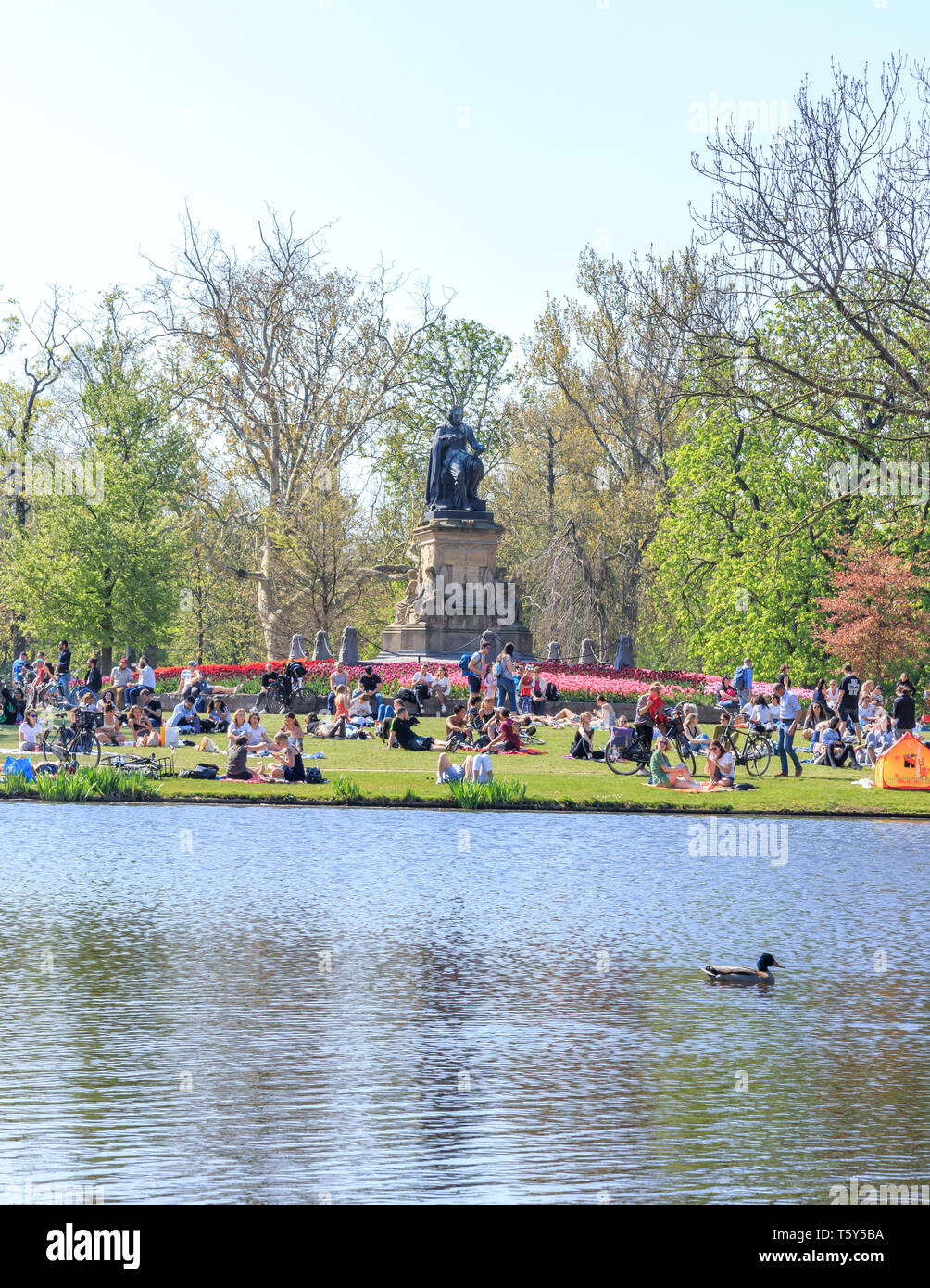 Die Menschen in den Vondelpark an einem sonnigen Tag Stockfoto