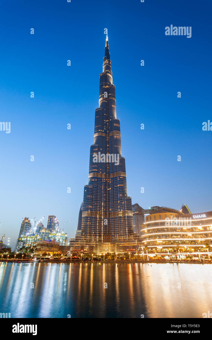 DUBAI, VAE - 24. FEBRUAR 2019: Burj Khalifa oder Khalifa Tower ist ein Wolkenkratzer und das höchste Gebäude der Welt in Dubai, VAE Stockfoto