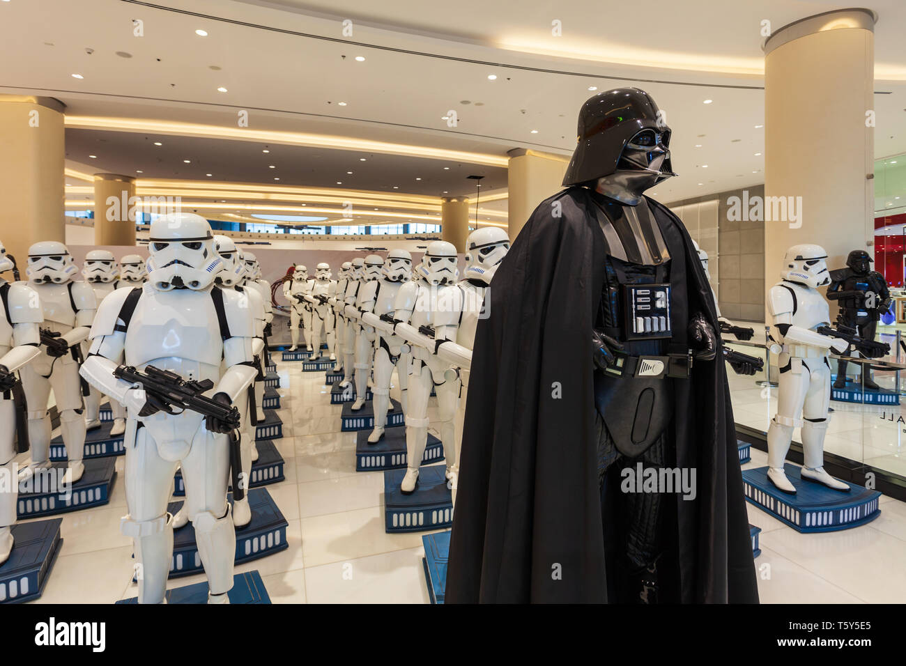 DUBAI, VAE - 25. FEBRUAR 2019: Star Wars Figur Darth Vader Sturmtruppen in der Dubai Mall in VAE Stockfoto