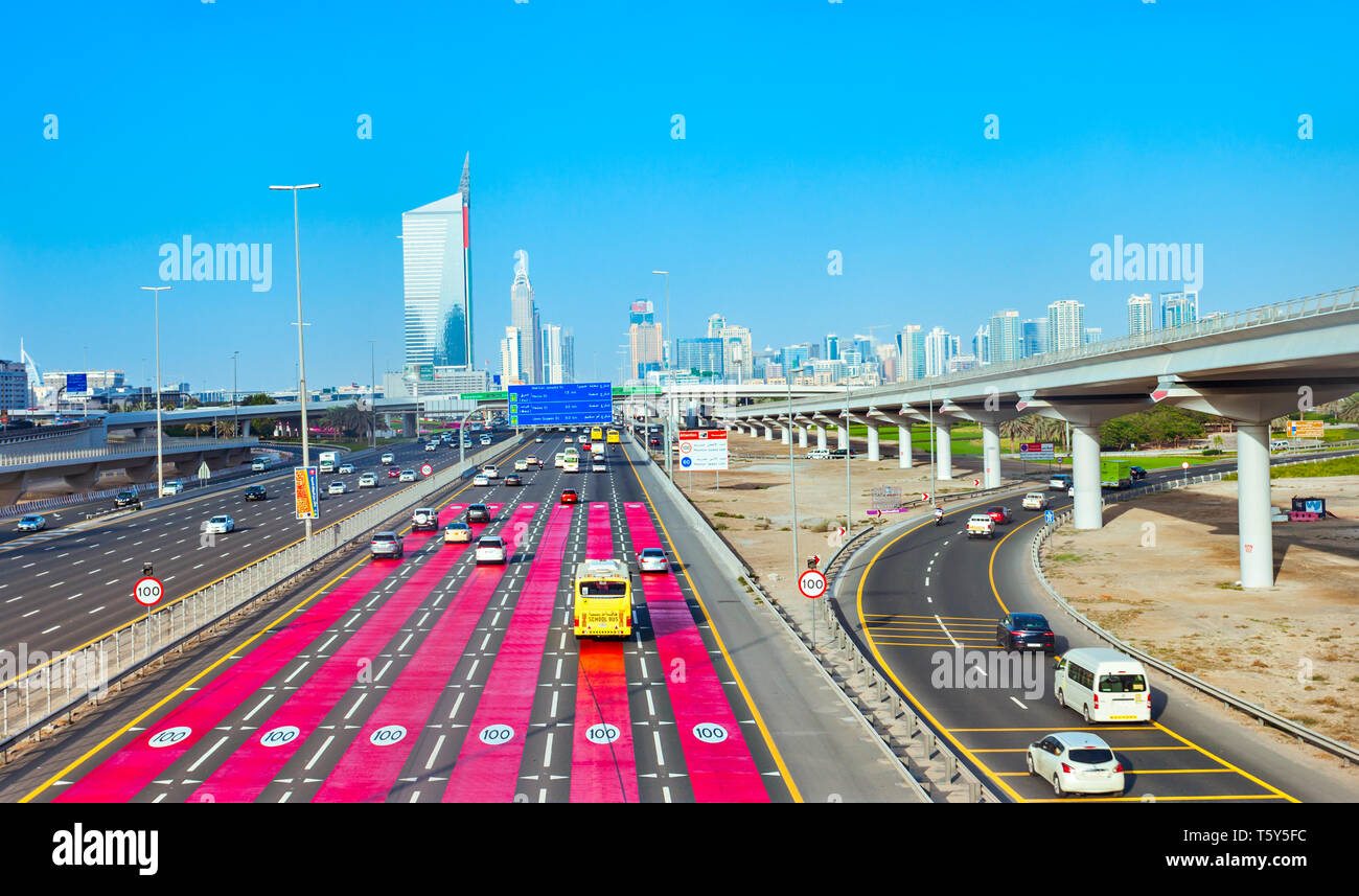 DUBAI, VAE - 25. FEBRUAR 2019: Sheikh Zayed Highway ist in Dubai in den Vereinigten Arabischen Emiraten entfernt Stockfoto
