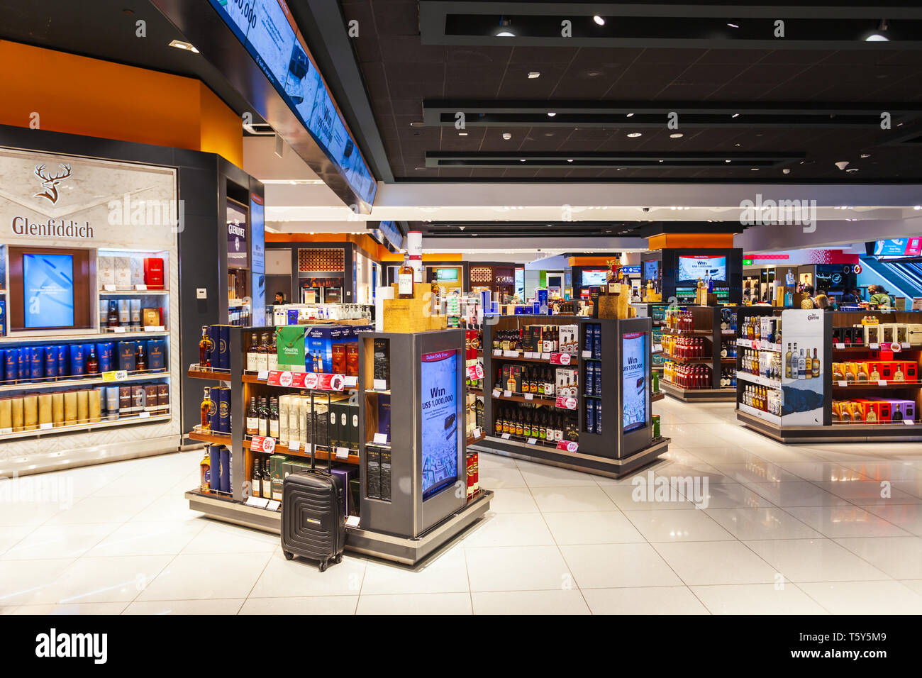 DUBAI, VAE - MÄRZ 02, 2019: Alkohol Shop in den Duty Free Zone in den Internationalen Flughafen von Dubai in den VEREINIGTEN ARABISCHEN EMIRATEN Stockfoto