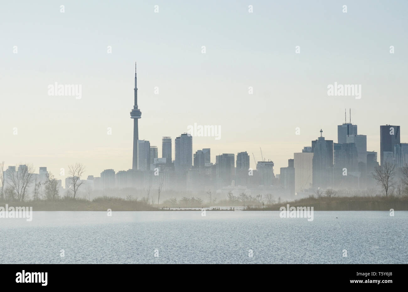 Sihouettes von Toronto waterfront Wahrzeichen in nebligen Dunst in einem warmen Frühling Tag Stockfoto