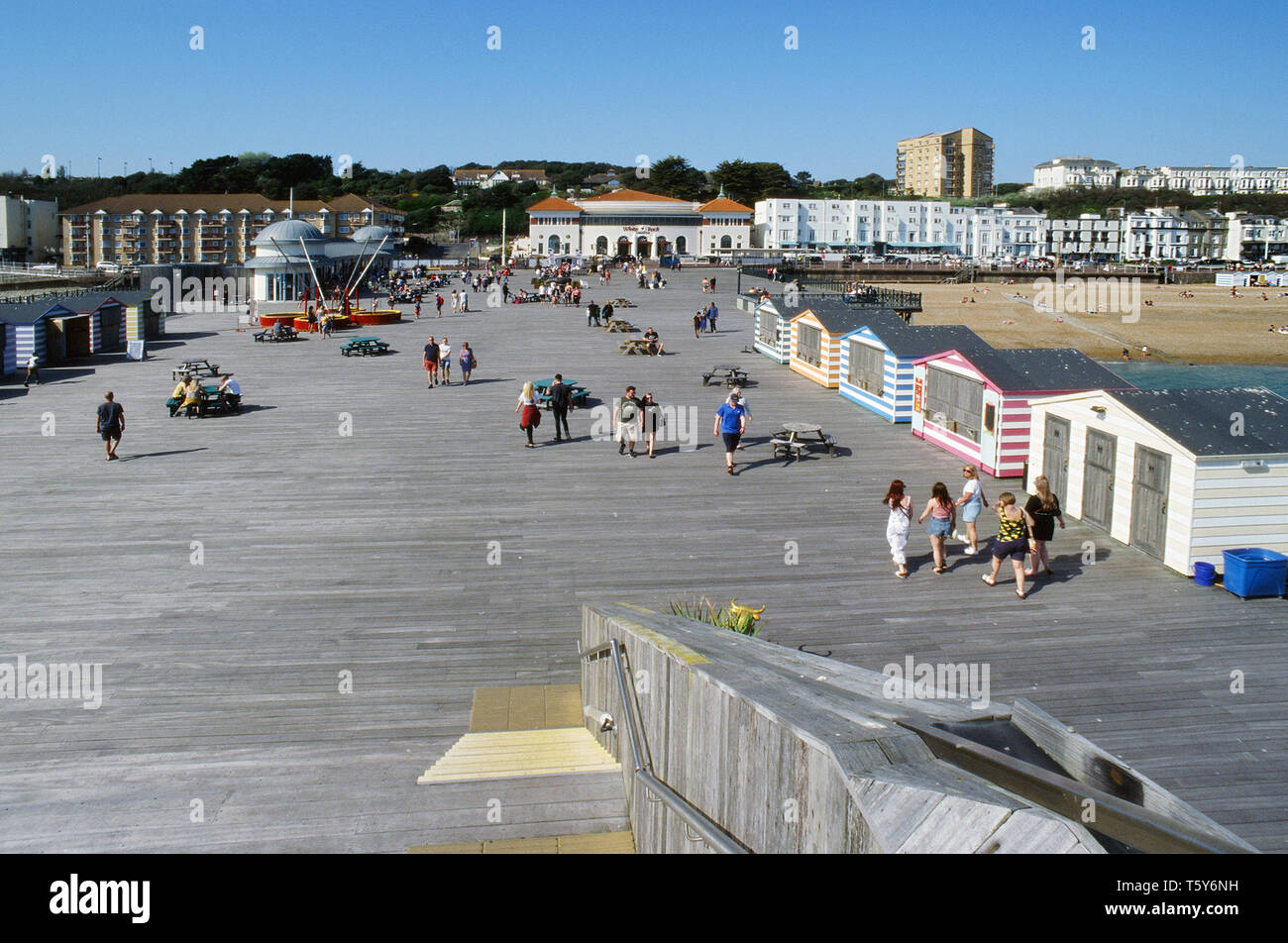 Der Pier von Hastings, East Sussex, UK, Blick nach Norden in Richtung pier Eingang und Meer Stockfoto