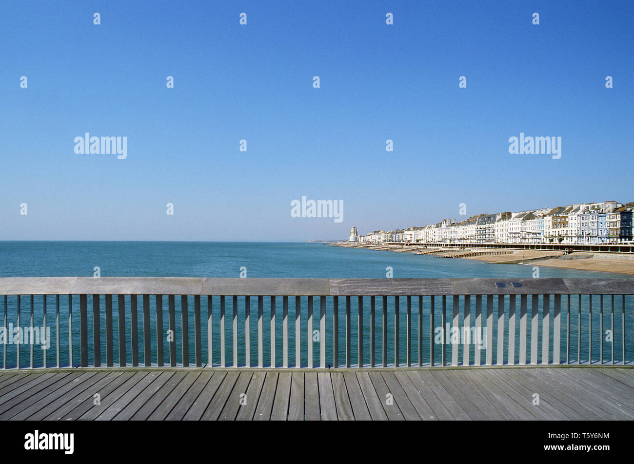 Direkt am Meer Blick auf St Leonards-on-Sea an der Küste von East Sussex, Blick nach Westen von Hastings Pier Stockfoto