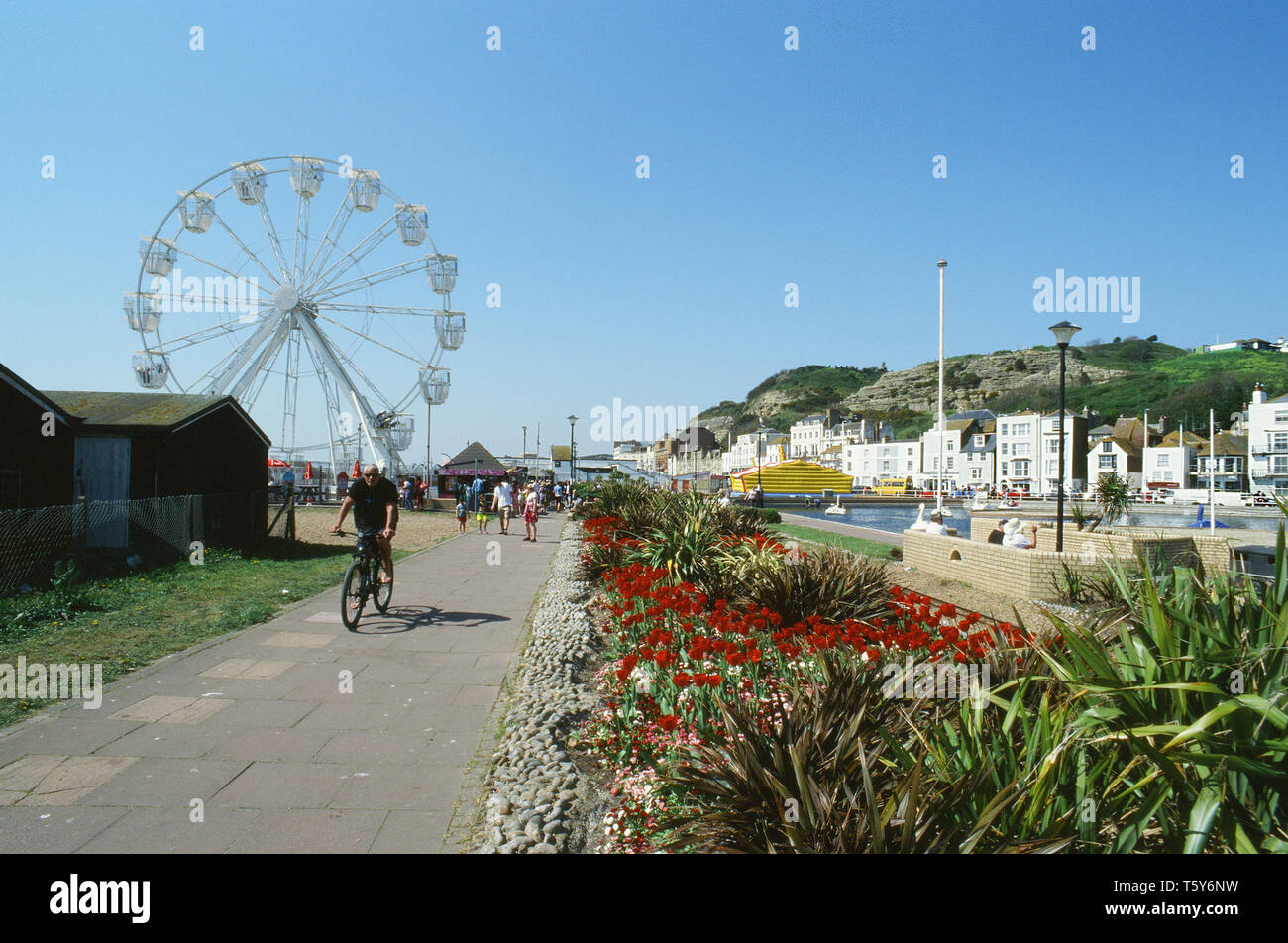 Strandpromenade von Hastings, East Sussex, Großbritannien, mit dem See zum Bootfahren und Riesenrad im Hintergrund Stockfoto
