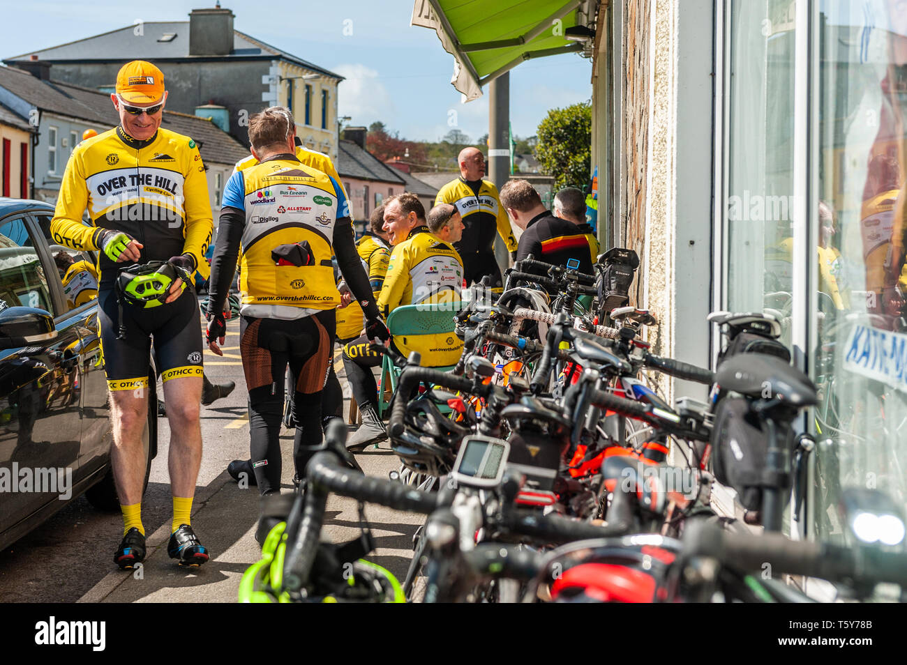 Schull, West Cork, Irland. 27 Apr, 2019. Radfahrer aus watergrasshill Cycling Club, Cork genießen Sie einen Aufenthalt in Schull während Ihrer 300 km, 3 Tag club Outing. Obwohl Sturm Hannah bestanden hat, die Winde sind noch sehr stark, aber es gibt sonnigen Perioden mit Temperaturen von 8-12°C. Credit: Andy Gibson/Alamy Leben Nachrichten. Stockfoto