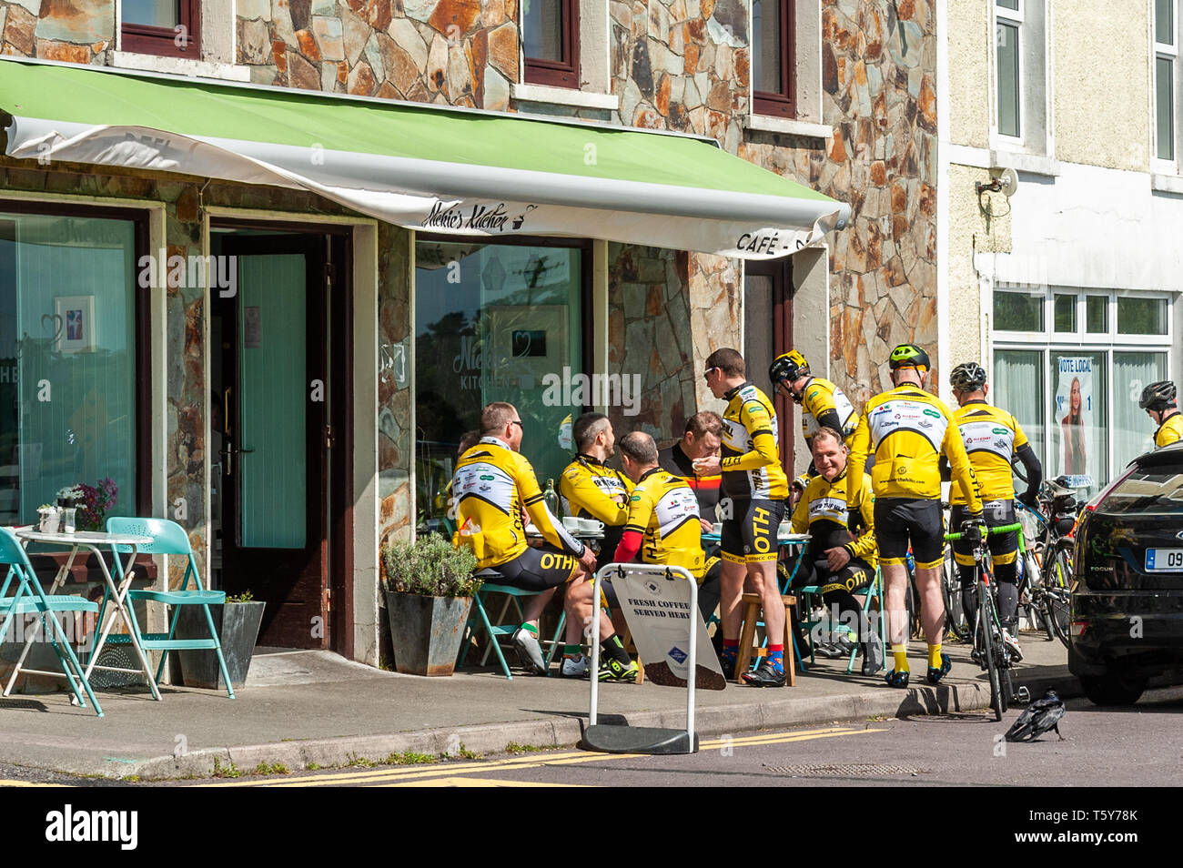 Schull, West Cork, Irland. 27 Apr, 2019. Radfahrer aus watergrasshill Cycling Club, Cork genießen Sie einen Aufenthalt in Schull während Ihrer 300 km, 3 Tag club Outing. Obwohl Sturm Hannah bestanden hat, die Winde sind noch sehr stark, aber es gibt sonnigen Perioden mit Temperaturen von 8-12°C. Credit: Andy Gibson/Alamy Leben Nachrichten. Stockfoto