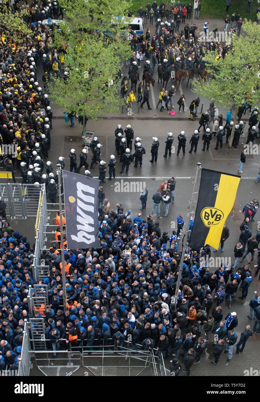 Dortmund, Deutschland. 27 Apr, 2019. Fussball: Bundesliga, Borussia Dortmund, FC Schalke 04, 31 Spieltag am Signal Iduna Park. Die Schalker Ultra fans Ankommen im Stadion. Quelle: Bernd Thissen/dpa - WICHTIGER HINWEIS: In Übereinstimmung mit den Anforderungen der DFL Deutsche Fußball Liga oder der DFB Deutscher Fußball-Bund ist es untersagt, zu verwenden oder verwendet Fotos im Stadion und/oder das Spiel in Form von Bildern und/oder Videos - wie Foto Sequenzen getroffen haben./dpa/Alamy leben Nachrichten Stockfoto