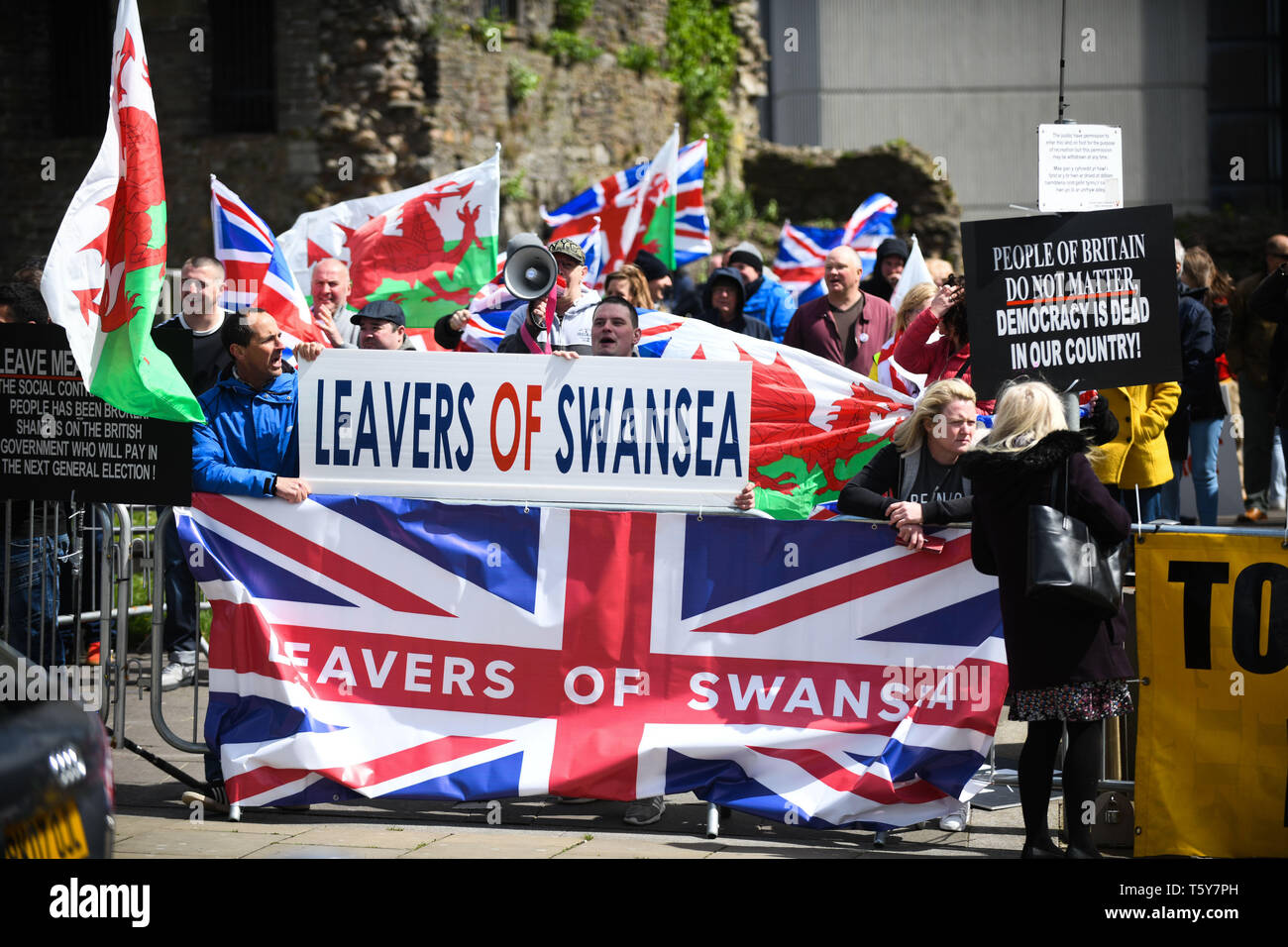 Swansea, Wales, UK. Samstag, 27. April 2019. Pro-Brexit Unterstützer aus dem rechten politischen Partei, für Großbritannien Bewegung sind dargestellt, während einer Demonstration in Swansea, Südwales. Die Gruppe nahm an der Straße von der walisischen Stadt ihre Frustration mit der britischen Regierung in der Frage der Brexit zu äußern. Credit: Robert Melen/Alamy leben Nachrichten Stockfoto