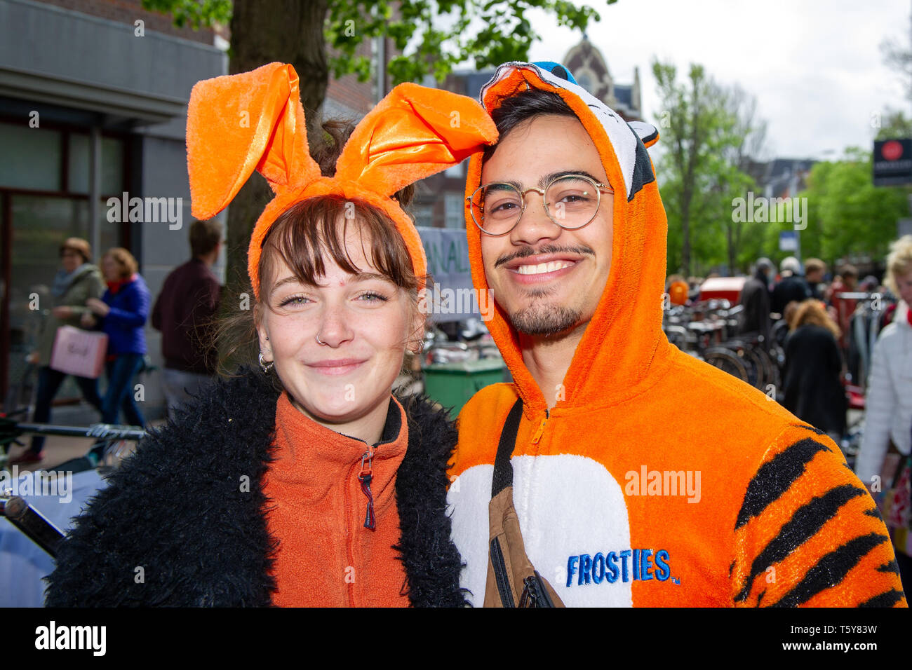 Den Haag. 27. April 2019. Kingsday Den Haag, die Menschen in orange Outfits auf Frederik Hendriklaan Credit: Pro Schüsse/Alamy Live News Credit: Pro Schüsse/Alamy leben Nachrichten Stockfoto