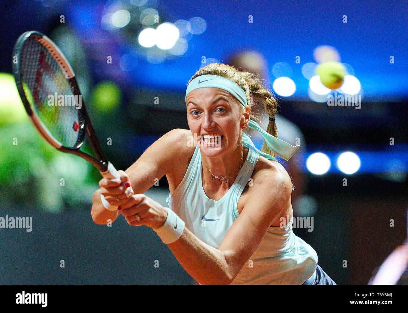 Petra Kvitova (CZE), die in Aktion in ihrem Match gegen Kiki BERTENS (NED) im Tennis Grand Prix Porsche Ladies WTA in Stuttgart, 27. April 2019. © Peter Schatz/Alamy leben Nachrichten Stockfoto