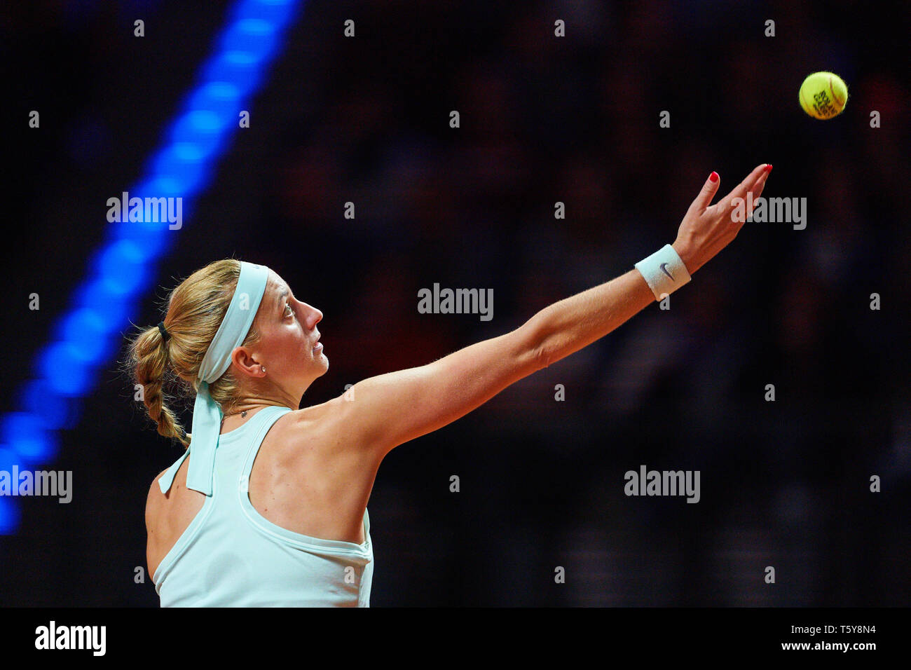 Kiki BERTENS (NED) in Aktion in ihrem Match gegen Petra Kvitova (CZE) an der Tennis Grand Prix Porsche Ladies WTA in Stuttgart, 27. April 2019. © Peter Schatz/Alamy leben Nachrichten Stockfoto