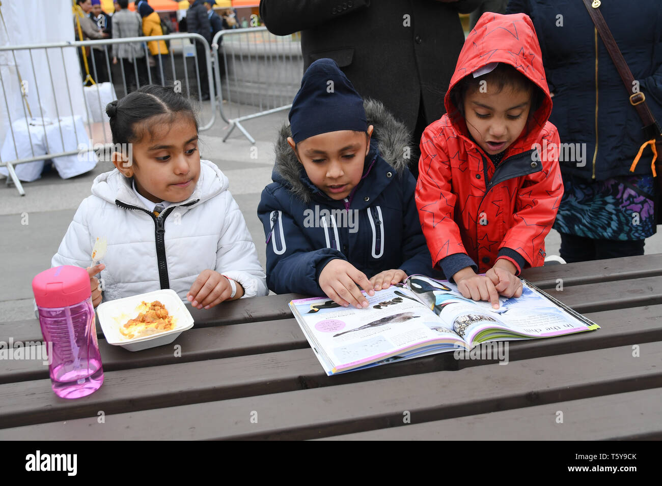 London, England, UK. 27. April 2019. Sikh Kinder lesen in der Sikh Vaisakhi Festival ist ein neues Jahr in Trafalgar Square, London, UK. Bild Capital/Alamy leben Nachrichten Stockfoto