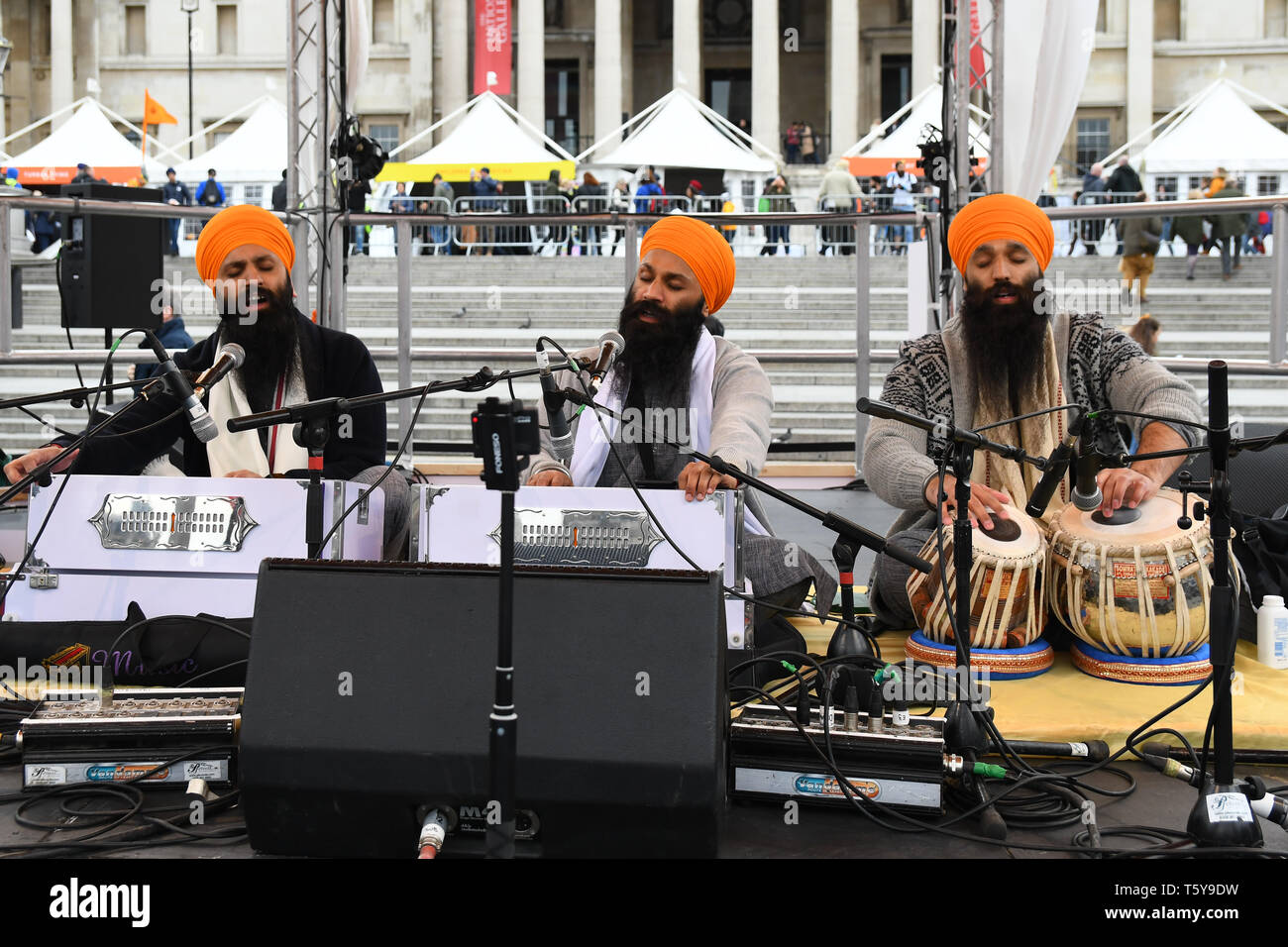 London, England, UK. 27. April 2019. Bhai Sukhjinder Singh Jatha Preforms bei Vaisakhi Festival ist ein Sikh neues Jahr in Trafalgar Square, London, UK. Bild Capital/Alamy leben Nachrichten Stockfoto