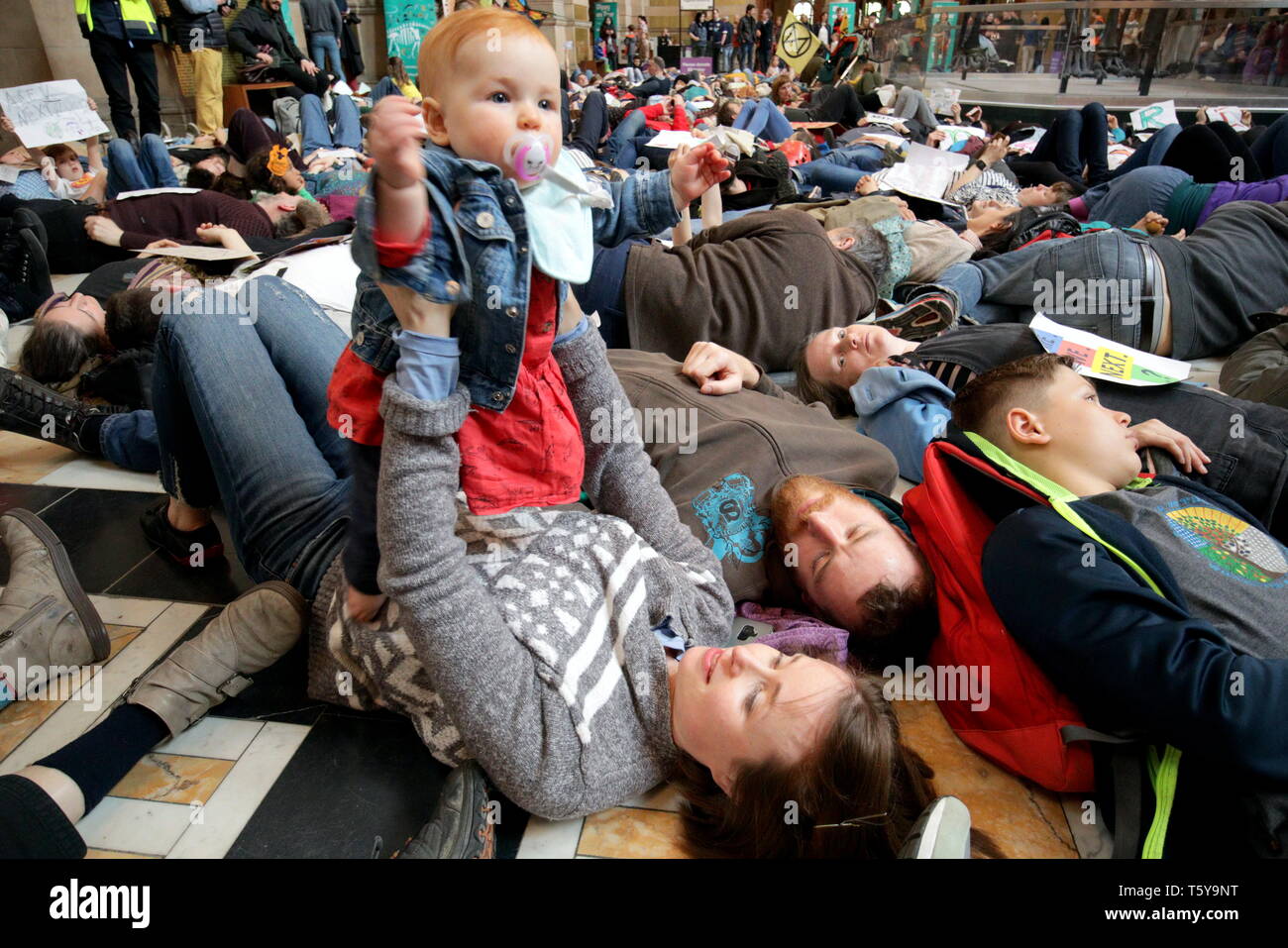 Glasgow, Schottland, Großbritannien, 27. April 2019. Kelvingrove Kunstgalerie und Museum sah eine Copycat Protest gegen den Klimawandel zu den Blauen Wal in London als dippy der Diplodocus sah eine Aussterben Rebellion Klimawandel Demonstranten hinlegen Protest ie "Sterben", über die Erde vergiftet wurden. Gerard Fähre / alamy Leben Nachrichten Stockfoto