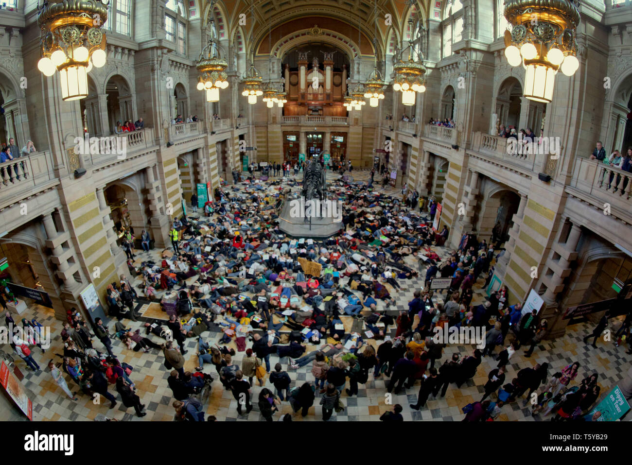 Glasgow, Schottland, Großbritannien, 27. April 2019. Kelvingrove Kunstgalerie und Museum sah eine Copycat Protest gegen den Klimawandel zu den Blauen Wal in London als dippy der Diplodocus sah eine Aussterben Rebellion Klimawandel Demonstranten hinlegen Protest ie "Sterben", über die Erde vergiftet wurden. Gerard Fähre / alamy Leben Nachrichten Stockfoto