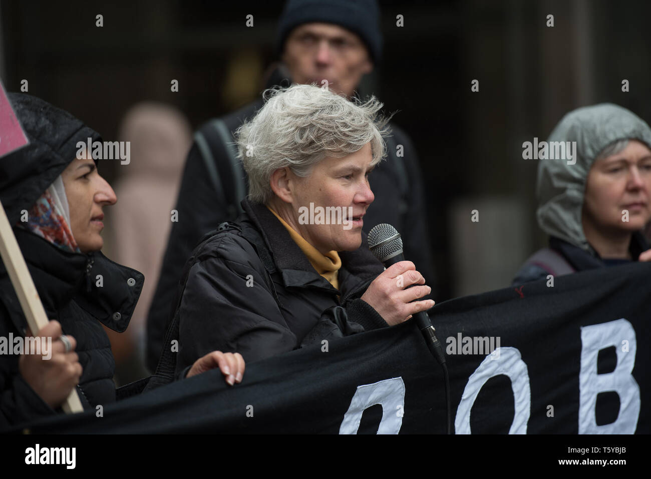 Manchester, Großbritannien. 27 Apr, 2019. MP Kate Grün beobachtet, als er während der Rallye an St. Peters Square. Bis zu Rassismus Mitglieder Stand haben eine Kundgebung der EU-Kandidat der Opposition Tommy Robinson gewählt wird der North West im Europäischen Parlament zu vertreten, zu stoppen. Credit: Steven Speed/SOPA Images/ZUMA Draht/Alamy Live News Credit: ZUMA Press, Inc./Alamy leben Nachrichten Stockfoto