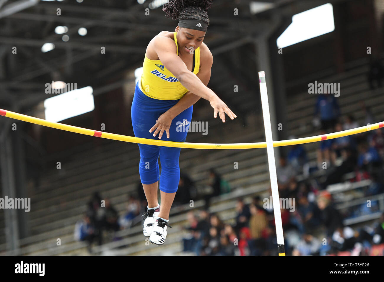 Philadelphia, Pennsylvania, USA. 25 Apr, 2019. ASHLEY BAILEY, von Delaware löscht die Bar während des Women's College Stabhochsprung Meisterschaft an Franklin Feld in Philadelphia Pa Credit: Ricky Fitchett/ZUMA Draht/Alamy leben Nachrichten Stockfoto