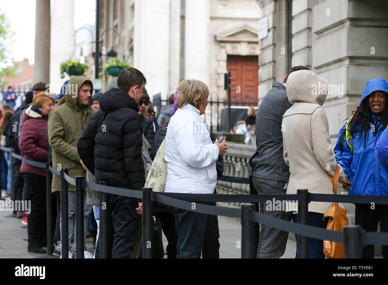 London, Großbritannien. 27. Apr 2019. Südafrikaner Warteschlange außerhalb der Hohen Kommission von Südafrika in London warten ihre Stimme in der diesjährigen Wahl zu werfen. Über 9000 Südafrikaner haben registriert, im Vereinigten Königreich, das ist die höchste Zahl der eingetragenen Wähler, die im Ausland leben, zu stimmen. Die Wahlkommission hat die Abstimmung Stunden für Südafrikanische Bürger in London verlängert bis 11:30 Uhr Am Samstag Nacht wegen des Vaisakhi Festival am Trafalgar Square. Credit: Dinendra Haria/Alamy leben Nachrichten Stockfoto