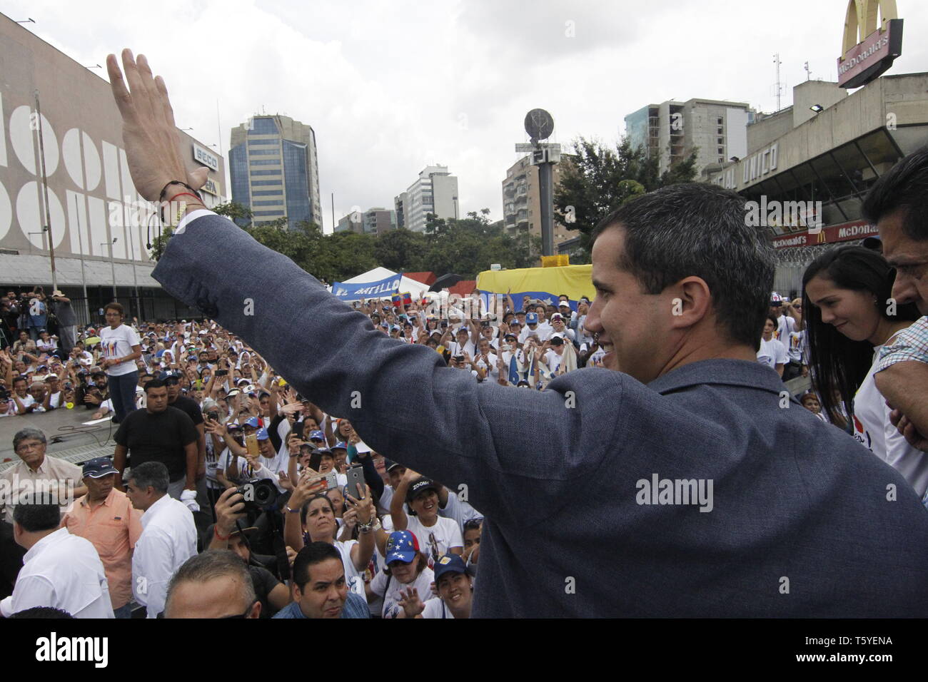 Caracas, Venezuela. 27 Apr, 2019. Venezuelas Oppositionsführer und selbsternannte Präsident Juan Guaido begrüßt Hunderte von Anhängern bei einer öffentlichen Kundgebung in Caracas. Guaido offiziell als für eine große nationale Mobilisierung am 1. Mai. Credit: Angel Hernandez/dpa/Alamy leben Nachrichten Stockfoto