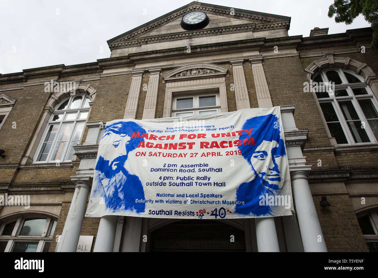 Southall, Großbritannien. 27. April 2019. Mitglieder der lokalen Gemeinschaft und Unterstützer März durch Southall die Erinnerungen an Sawan Singh Chaggar und Blair Peach zum 40. Jahrestag ihres Todes zu ehren. Sawan Singh Chaggar, ein junger asiatischer Boy, war das Opfer eines rassistisch motivierten Angriff whist Blair Peach, ein Lehrer, wurde von der Metropolitan Police Patrol Gruppe während einer friedlichen Demonstration gegen die Front National Demonstration getötet. Credit: Mark Kerrison/Alamy leben Nachrichten Stockfoto