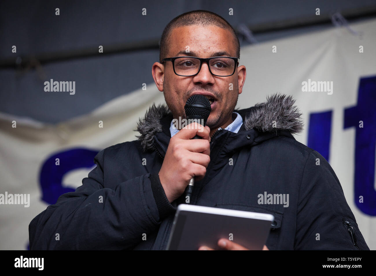 Southall, Großbritannien. 27. April 2019. Daniel Kebede, ein NEC Mitglied der Nationalen Bildung Union (NEU), Adressen Mitglieder der lokalen Gemeinschaft und Anhänger auf einer Kundgebung außerhalb Southall Rathaus die Erinnerungen an Sawan Singh Chaggar und Blair Peach zum 40. Jahrestag ihres Todes zu ehren. Sawan Singh Chaggar, ein junger asiatischer Boy, war das Opfer eines rassistisch motivierten Angriff whist Blair Peach, ein Lehrer, wurde von der Metropolitan Police Patrol Gruppe während einer friedlichen Demonstration gegen die Front National Demonstration getötet. Credit: Mark Kerrison/Alamy leben Nachrichten Stockfoto