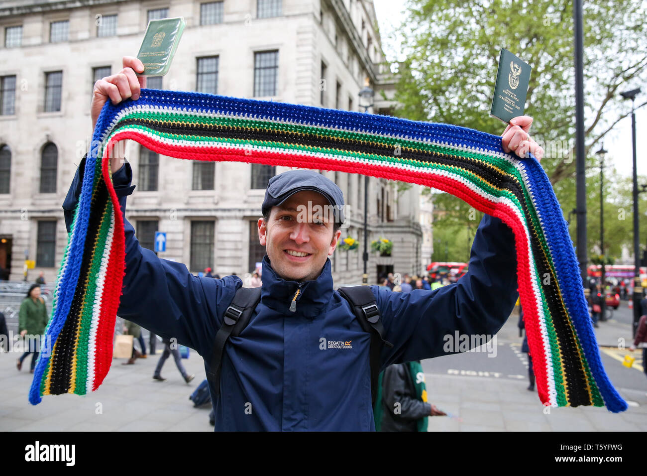 London, UK, UK. 27 Apr, 2019. Eine Südafrikanische ist außerhalb der Hohen Kommission von Südafrika eine mauke während der allgemeinen Wahlen gesehen. Über 9000 Südafrikaner registriert haben im Vereinigten Königreich, das ist die höchste Zahl der eingetragenen Wähler, die im Ausland leben, zu stimmen. Die Wahlkommission hat die Abstimmung Stunden für Südafrikanische Bürger in London verlängert bis 11:30 Uhr Am Samstag Nacht wegen des Vaisakhi Festival am Trafalgar Square. Credit: Dinendra Haria/SOPA Images/ZUMA Draht/Alamy leben Nachrichten Stockfoto